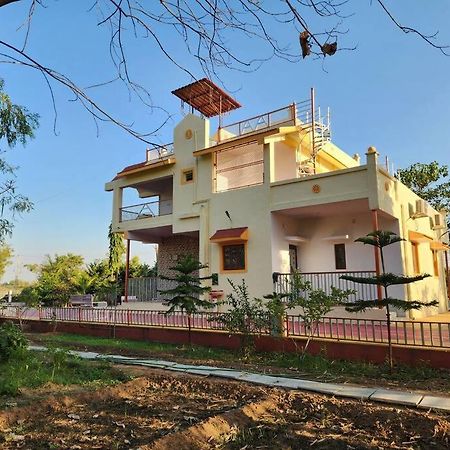 Farmhouse Close To Nature - Kesari Farm Gandhinagar Kültér fotó