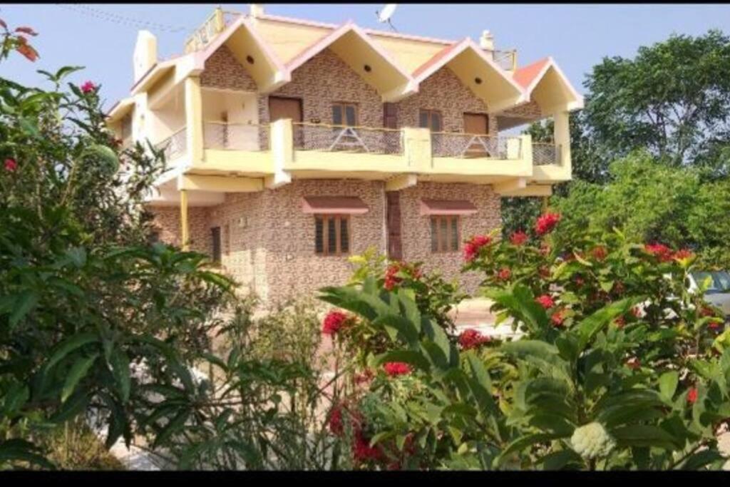 Farmhouse Close To Nature - Kesari Farm Gandhinagar Kültér fotó