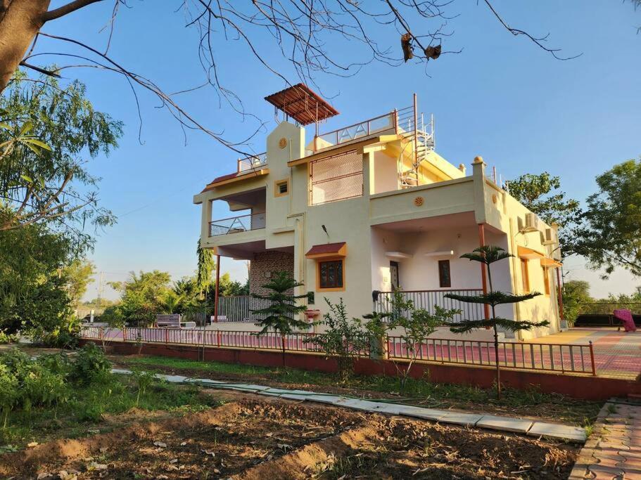 Farmhouse Close To Nature - Kesari Farm Gandhinagar Kültér fotó